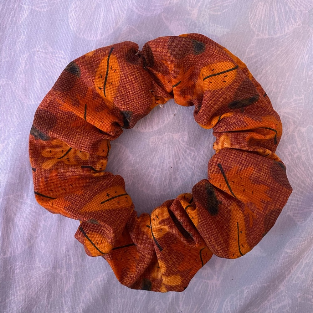 Handmade autumn 🍂 scrunchie!